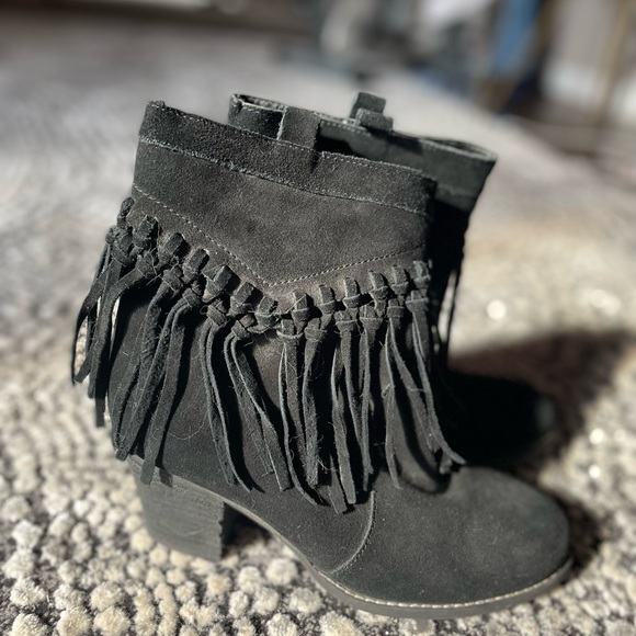 Very gently used suede fringe tassel booties - Picture 2 of 6